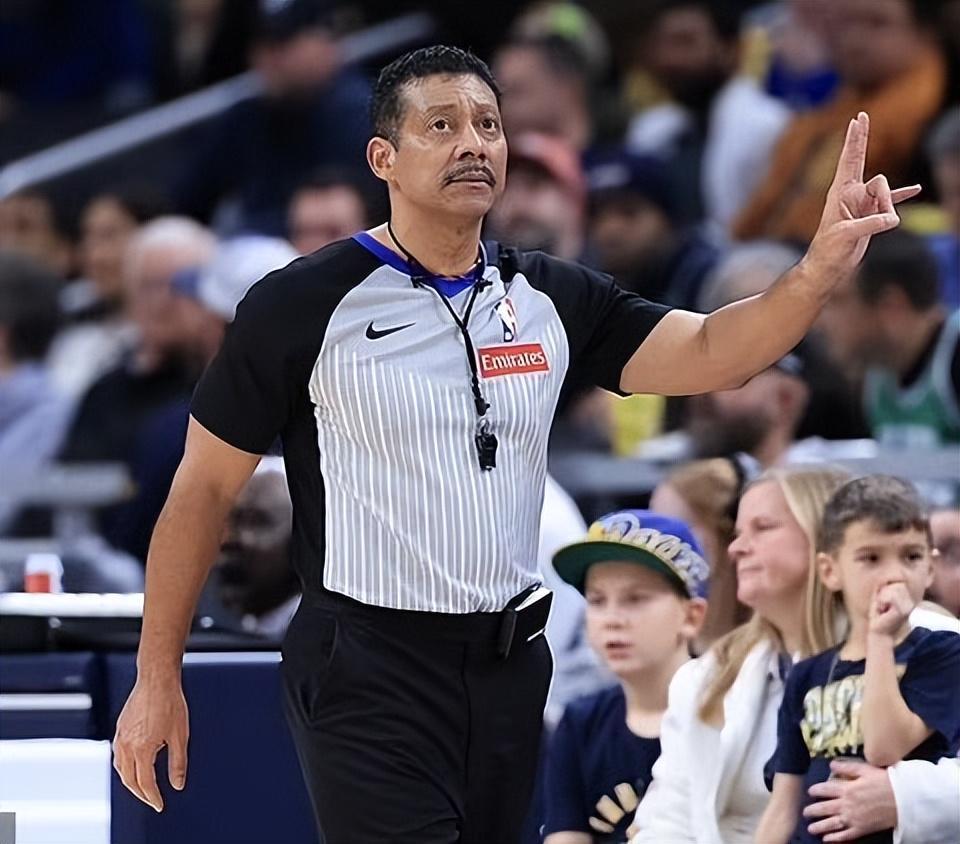 开云体育-名哨腿筋拉伤无限期休战！昨日坐轮椅离场 有望常规赛结束前回归