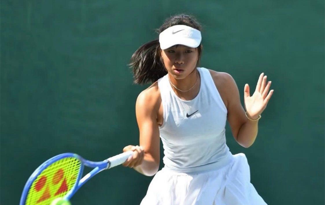 开云体育官网-2-0晋级第三轮!中国女网15岁新星闪耀成人赛:追赶郑钦文王欣瑜