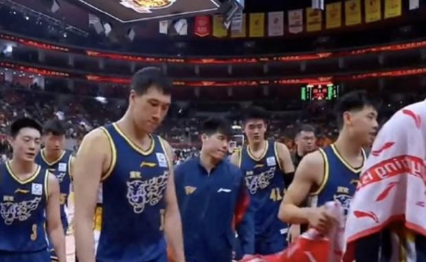 开云体育官网-手感冰凉！广东8位国内球员一共得到18分，萨姆纳一人37分