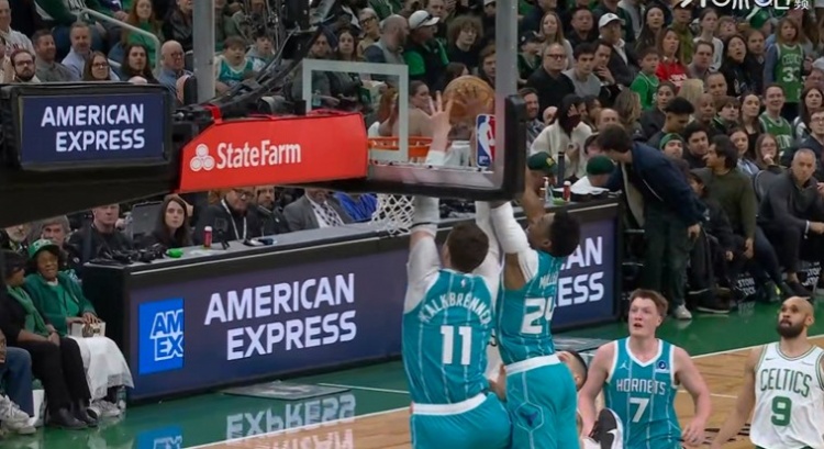 开云体育-抢着吃饼！克尼佩尔抛传米勒与卡尔克布伦纳同时起跳完成空接得分